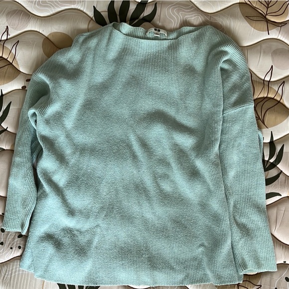 Uniqlo Mint Green Sweater - Picture 1 of 2